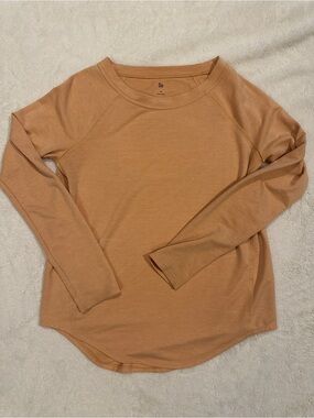 SO Long Sleeve Crew Neck Top with peek a boo back in Camel/Tan